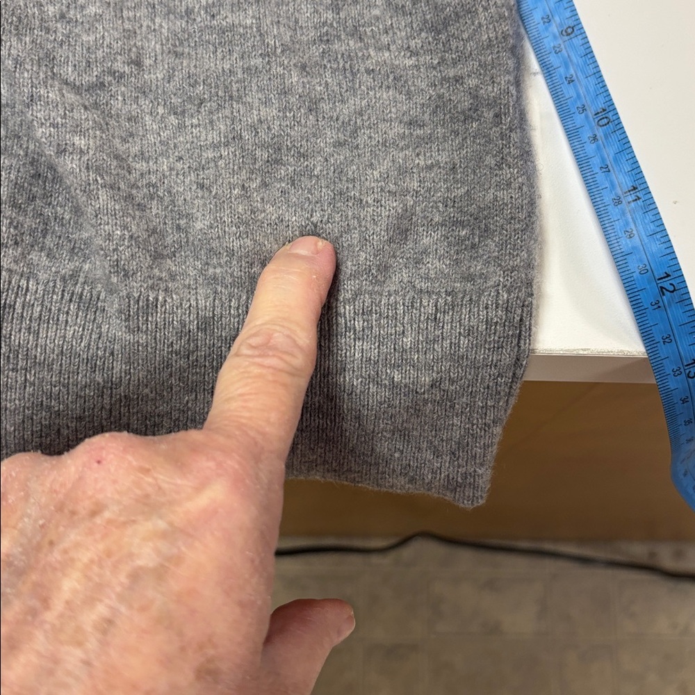 Quince Heather Gray Crewneck Sweater 100% CASHMERE 🤩1 small hole look in photos - Picture 11 of 12